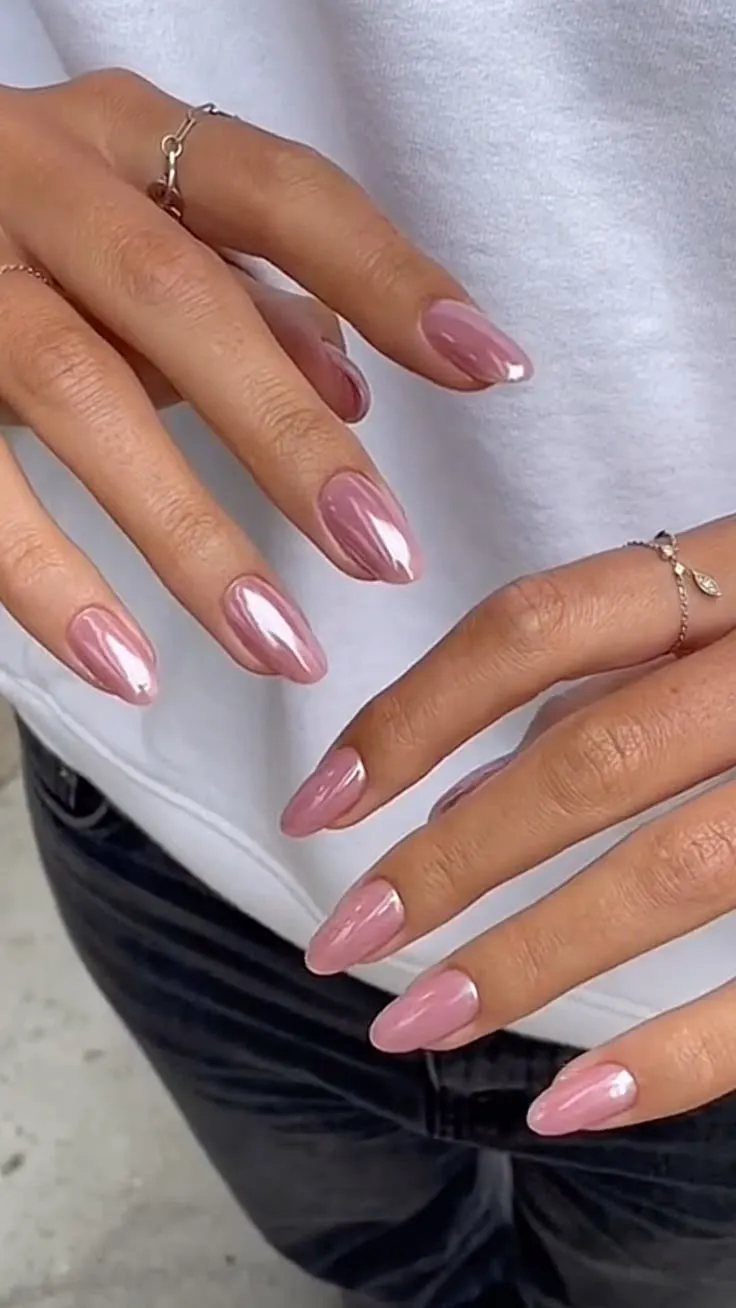 Short Almond Nails: 2025 Trend