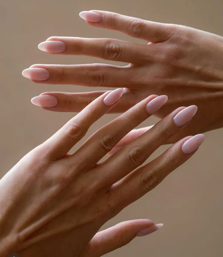 Chic Short Almond Nails for 2025