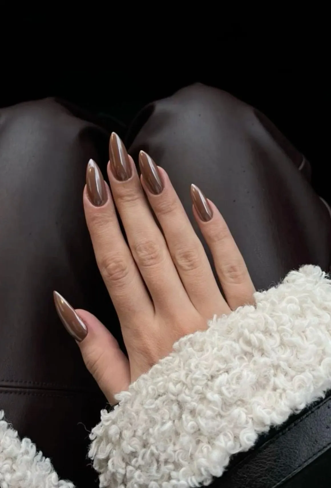 Soft Champagne Brown Nails for Fall Elegance