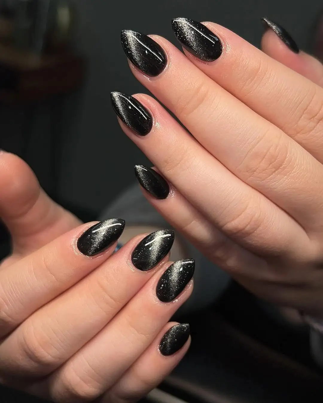 2025 Biru Dongker Shimmery Nails That Shine