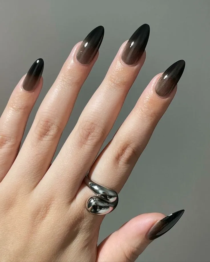 2025 Ombre Nails: Trending Color Waves