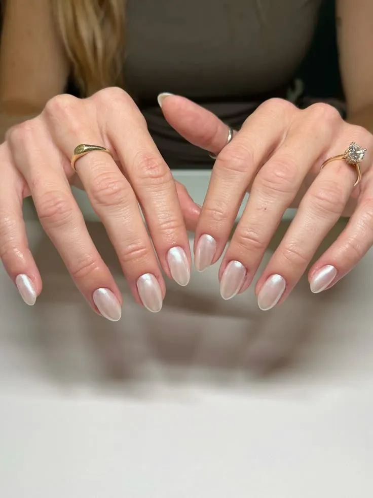 2025 Pure White Nails Glow