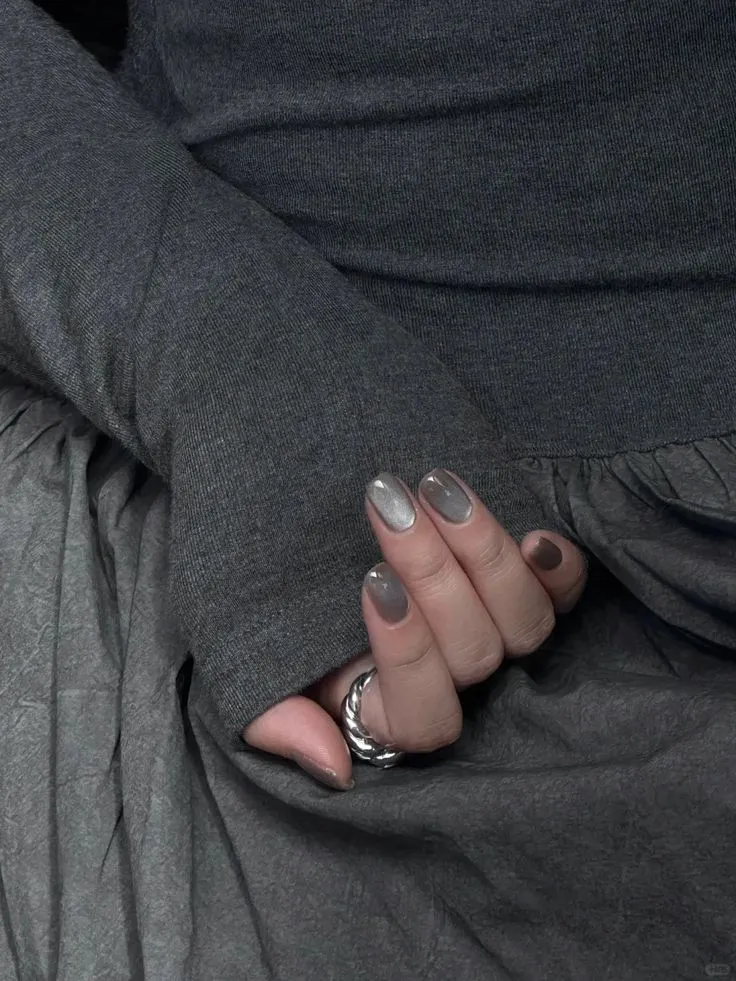 Short grey cat eye nails