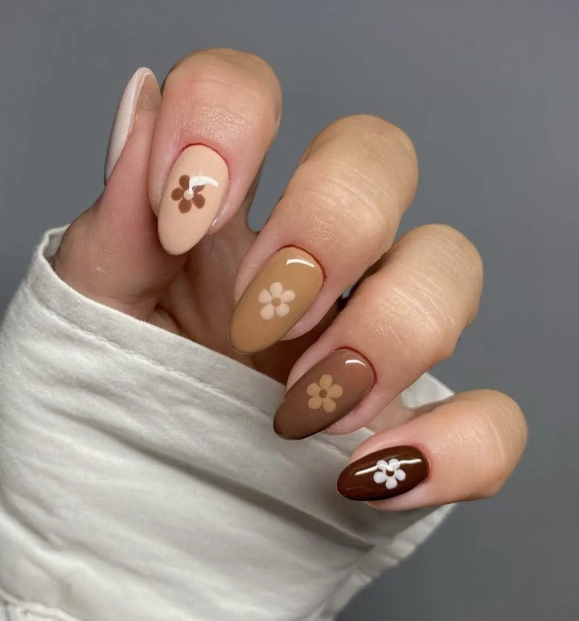 Tonal fall coloured brown nails with flowers