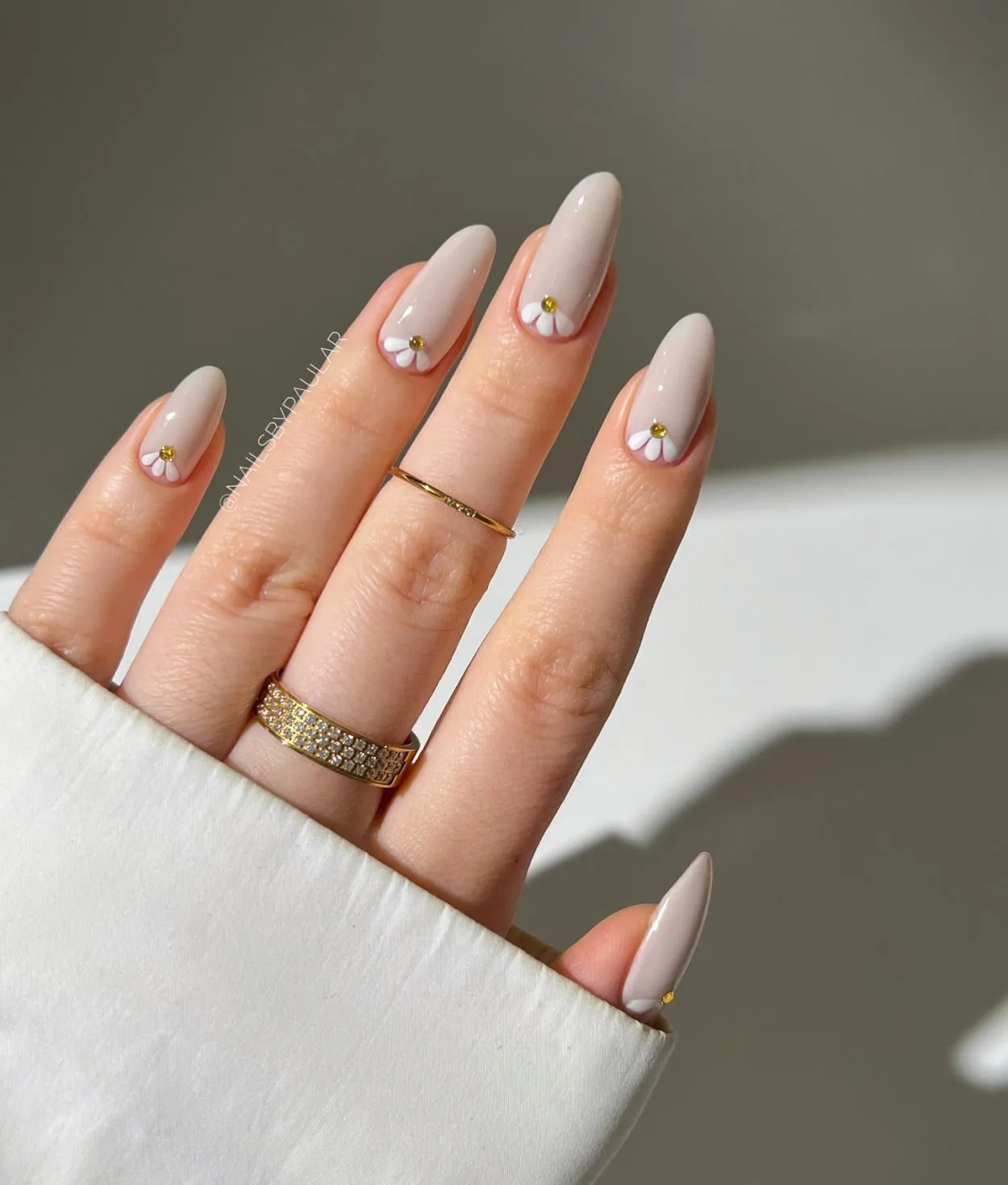 Minimal Beige Daisy Almond Classy Fall Autumn Nails