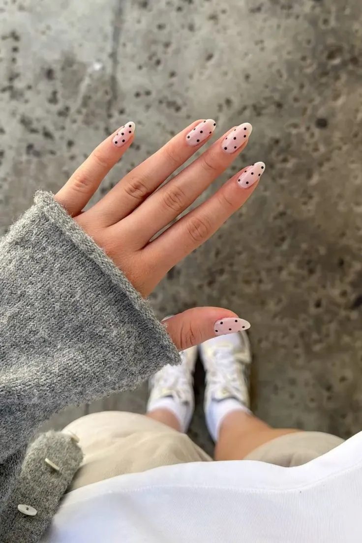 black and white polka dot nails trend summer